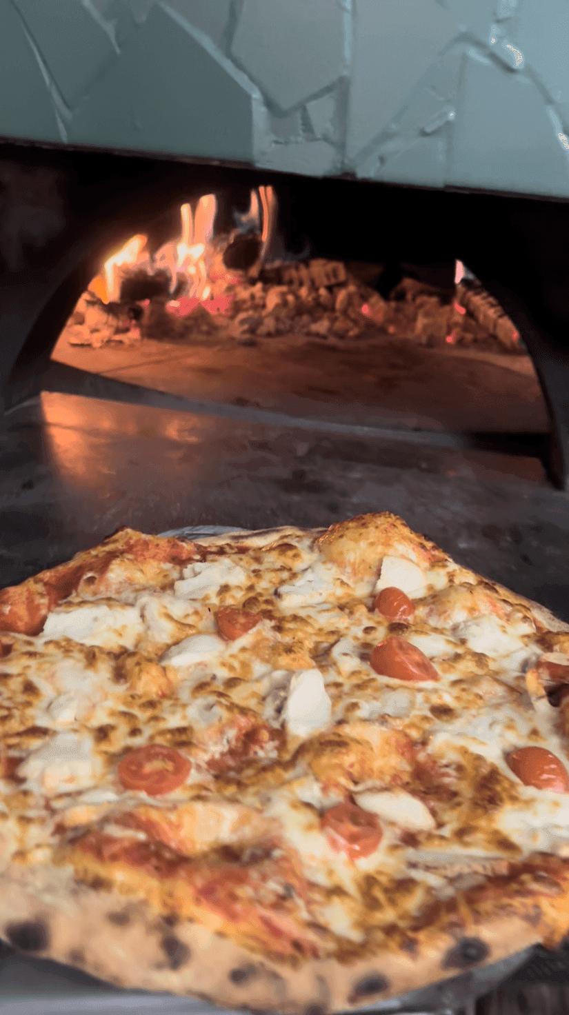 Pizza devant le four